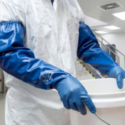 Luva Poliéster/Algodão Revestimento Total Nitrilo Azul 65cm - SHOWA