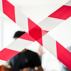 Fita De Sinalização Vermelho / Branco 200m – 7cm - FIELD Fita De Sinalização Vermelho / Branco 200m – 7cm - FIELD